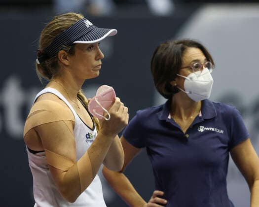 Danielle Collins wird von Physiotherapeutin behandelt, Behandlung, verletzt, Verletzung Tennis - Ladies Linz 2021 - WTA, Tennis Damen - Tips Arena - Linz - Oberoesterreich - Oesterreich - 11 November 2021. Copyright: xJuergenxHasenkopfx
