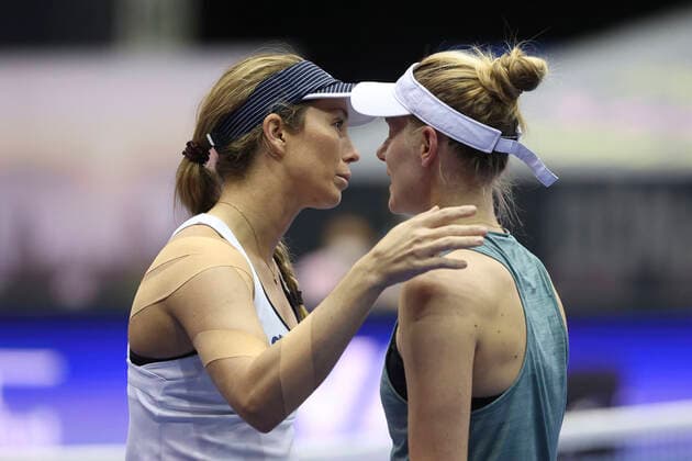 L-R. Danielle Collins spricht mit Alison Riske und gibt auf wegen Verletzung verletzt Copyright: xJuergenxHasenkopfx