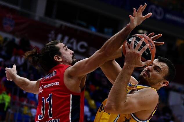 Russia Basketball Euroleague CSKA - Maccabi 6694096 11.11.2021 CSKA s Alexey Shved, left, and Maccabi s Ante Zizic struggles for a ball during the Euroleague basketball match between CSKA Moscow and Maccabi Tel-Aviv, in Moscow, Russia. Alexey Filippov Sputnik Moscow Russia  Copyright: xAlexeyxFilippovx