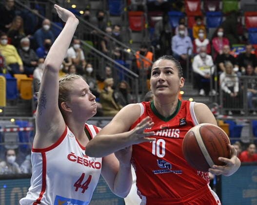 Basketball, Damen EM Quali, Tschechien - Belarus Julia Reisingerova of Czech Republic, left, and Anastasiya Verameyenka of Belarus in action during the women’s basketball group I qualification game for 2023 European Championship, EM, Europameisterschaft Czech Republic vs Belarus in Prague, Czech Republic, November 11, 2021. (CTKxPhoto MichalxKrumphanzl) CTKPhotoP2021111109719 
