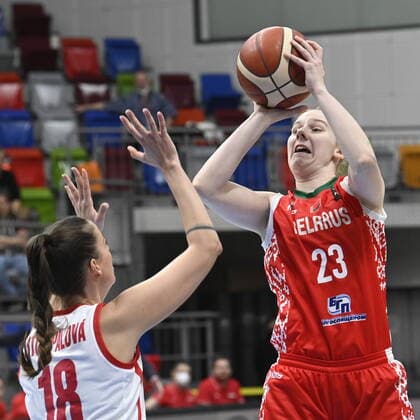 Basketball, Damen EM Quali, Tschechien - Belarus Natalie Stoupalova of Czech Republic, left, and Yanina Inkina of Belarus in action during the women’s basketball group I qualification game for 2023 European Championship, EM, Europameisterschaft Czech Republic vs Belarus in Prague, Czech Republic, November 11, 2021. (CTKxPhoto MichalxKrumphanzl) CTKPhotoP2021111109936 