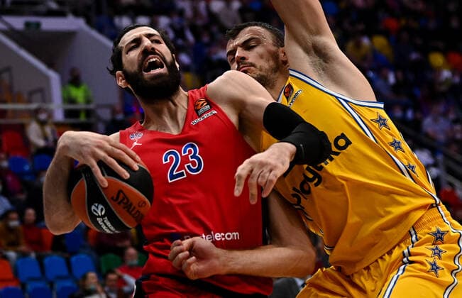 Russia Basketball Euroleague CSKA - Maccabi 6694099 11.11.2021 CSKA s Tornike Shengelia and Maccabi s Ante Zizic struggle for a ball during the Euroleague basketball match between CSKA Moscow and Maccabi Tel-Aviv, in Moscow, Russia. Alexey Filippov Sputnik Moscow Russia  Copyright: xAlexeyxFilippovx
