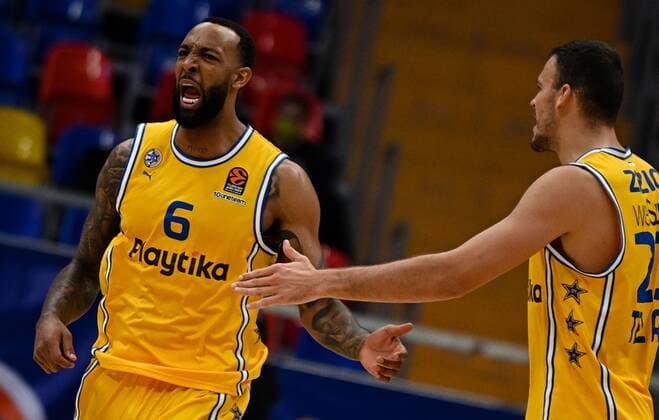Russia Basketball Euroleague CSKA - Maccabi 6694103 11.11.2021 Maccabi s Derrick Williams and Maccabi s Ante Zizic react during the Euroleague basketball match between CSKA Moscow and Maccabi Tel-Aviv, in Moscow, Russia. Alexey Filippov Sputnik Moscow Russia  Copyright: xAlexeyxFilippovx
