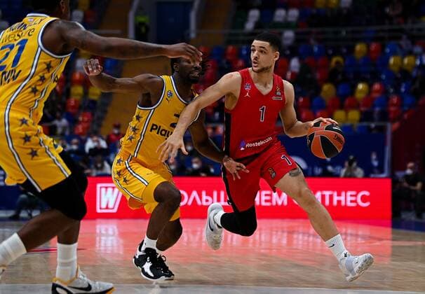Russia Basketball Euroleague CSKA - Maccabi 6694109 11.11.2021 From left, CSKA s Gabriel Lundberg, Maccabi s Keenan Evans and Maccabi s James Nunnally struggle for a ball during the Euroleague basketball match between CSKA Moscow and Maccabi Tel-Aviv, in Moscow, Russia. Alexey Filippov Sputnik Moscow Russia  Copyright: xAlexeyxFilippovx