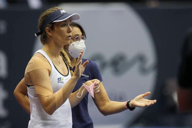 Danielle Collins wird von Physiotherapeutin behandelt, Behandlung, verletzt, Verletzung Tennis - Ladies Linz 2021 - WTA, Tennis Damen - Tips Arena - Linz - Oberoesterreich - Oesterreich - 11 November 2021. Copyright: xJuergenxHasenkopfx
