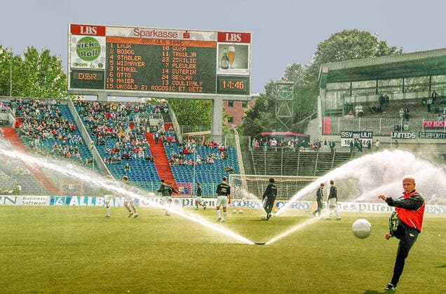 Rasensprengung im Niedersachsenstadion vor dem Spiel Han.96- Ulm 1:1 am 13.09.1998. *** Lawn blasting in the Niedersachsenstadion before the match Han 96 Ulm 1 1 on 13 09 1998