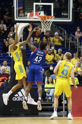 DEU, EUROLEAGUE , ALBA vs. ANADOLU EFES ISTANBUL, 11.11.2021, Mercedes-Benz-Arena, Berlin, DEU, EUROLEAGUE , ALBA vs. ANADOLU EFES ISTANBUL, im Bild Louis Olinde (ALBA Berlin 19), Luke Sikma (ALBA Berlin 43), Bryant Dunston (Anadolu Efes Istanbul 42)