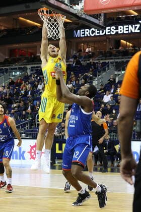 DEU, EUROLEAGUE , ALBA vs. ANADOLU EFES ISTANBUL, 11.11.2021, Mercedes-Benz-Arena, Berlin, DEU, EUROLEAGUE , ALBA vs. ANADOLU EFES ISTANBUL, im Bild dunking von Luke Sikma (ALBA Berlin 43), Bryant Dunston (Anadolu Efes Istanbul 42)