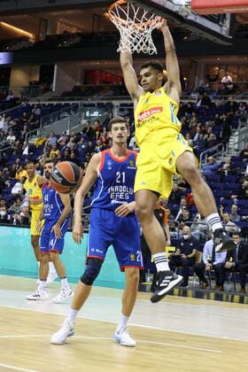 DEU, EUROLEAGUE , ALBA vs. ANADOLU EFES ISTANBUL, 11.11.2021, Mercedes-Benz-Arena, Berlin, DEU, EUROLEAGUE , ALBA vs. ANADOLU EFES ISTANBUL, im Bild dunking von Maodo Lo (ALBA Berlin 0), Tibor Pleiss (Anadolu Efes Istanbul 21),