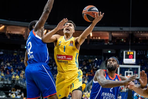 Basketball Berlin 11.11.2021 Saison 2021 2022 EuroLeague Regular Season Alba Berlin - Anadolu Efes Istanbul Oscar Da Silva (Alba Berlin, No.01) Bryant Dunston (Efes, No.42)