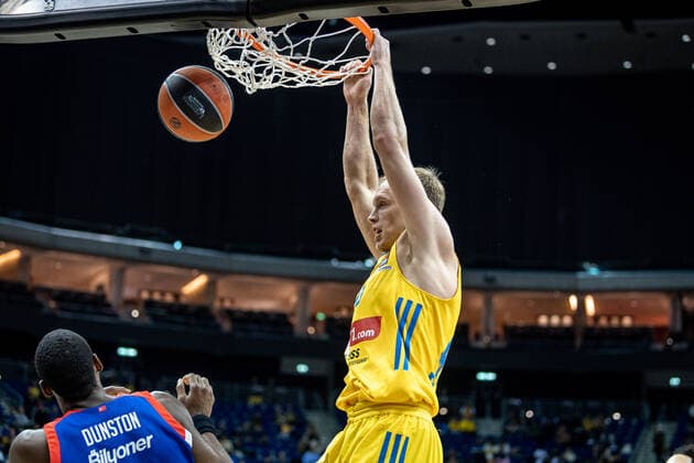 Basketball Berlin 11.11.2021 Saison 2021 2022 EuroLeague Regular Season Alba Berlin - Anadolu Efes Istanbul Luke Sikma (Alba Berlin, No.43)