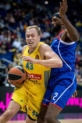 Basketball Berlin 11.11.2021 Saison 2021 2022 EuroLeague Regular Season Alba Berlin - Anadolu Efes Istanbul Luke Sikma (Alba Berlin, No.43) Chris Singleton (Efes, No.02)