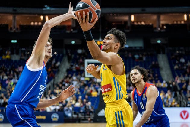 Basketball Berlin 11.11.2021 Saison 2021 2022 EuroLeague Regular Season Alba Berlin - Anadolu Efes Istanbul Maodo Lo (Alba Berlin, No.00) Tibor Pleiß (Efes, No.21) Pleiss