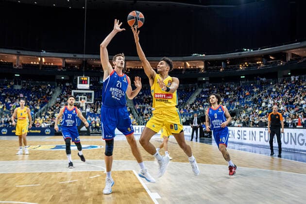 Basketball Berlin 11.11.2021 Saison 2021 2022 EuroLeague Regular Season Alba Berlin - Anadolu Efes Istanbul Maodo Lo (Alba Berlin, No.00) Tibor Pleiß (Efes, No.21) Pleiss