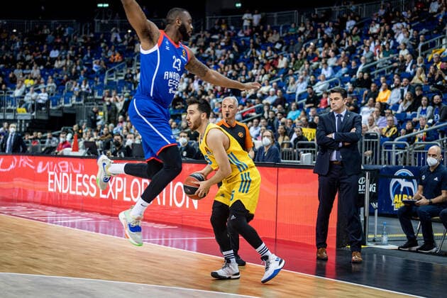 Basketball Berlin 11.11.2021 Saison 2021 2022 EuroLeague Regular Season Alba Berlin - Anadolu Efes Istanbul Tamir Blatt (Alba Berlin, No.45) James Anderson (Efes, No.23)