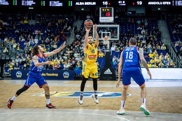Basketball Berlin 11.11.2021 Saison 2021 2022 EuroLeague Regular Season Alba Berlin - Anadolu Efes Istanbul Tamir Blatt (Alba Berlin, No.45) Shane Larkin (Efes, No.00) Adrien Moerman (Efes, No.18)