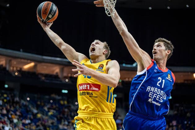 Basketball Berlin 11.11.2021 Saison 2021 2022 EuroLeague Regular Season Alba Berlin - Anadolu Efes Istanbul Luke Sikma (Alba Berlin, No.43) Tibor Pleiß (Efes, No.21) Pleiss