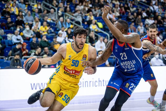 Basketball Berlin 11.11.2021 Saison 2021 2022 EuroLeague Regular Season Alba Berlin - Anadolu Efes Istanbul Javel Zoosman (Alba Berlin, No.50) James Anderson (Efes, No.23)