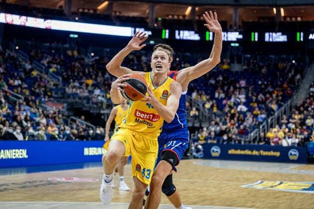 Basketball Berlin 11.11.2021 Saison 2021 2022 EuroLeague Regular Season Alba Berlin - Anadolu Efes Istanbul Luke Sikma (Alba Berlin, No.43) Tibor Pleiß (Efes, No.21) Pleiss