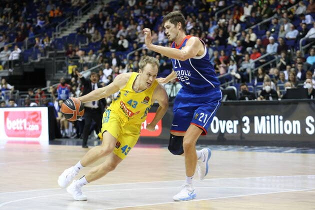 DEU, EUROLEAGUE , ALBA vs. ANADOLU EFES ISTANBUL, 11.11.2021, Mercedes-Benz-Arena, Berlin, DEU, EUROLEAGUE , ALBA vs. ANADOLU EFES ISTANBUL, im Bild Luke Sikma (ALBA Berlin 43), Tibor Pleiss (Anadolu Efes Istanbul 21)