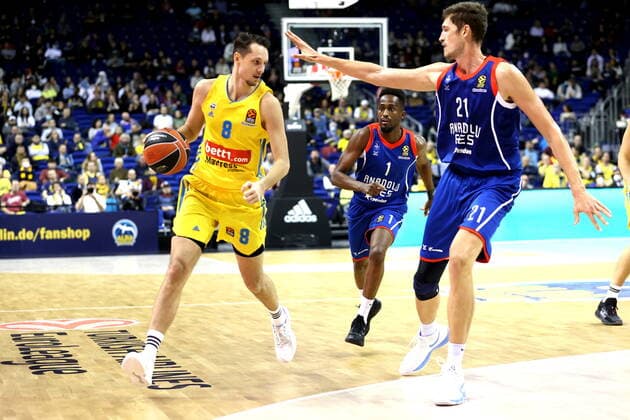 DEU, EUROLEAGUE , ALBA vs. ANADOLU EFES ISTANBUL, 11.11.2021, Mercedes-Benz-Arena, Berlin, DEU, EUROLEAGUE , ALBA vs. ANADOLU EFES ISTANBUL, im Bild Marcus Eriksson (ALBA Berlin 8), Tibor Pleiss (Anadolu Efes Istanbul 21)