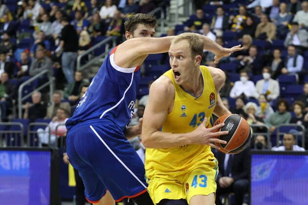 DEU, EUROLEAGUE , ALBA vs. ANADOLU EFES ISTANBUL, 11.11.2021, Mercedes-Benz-Arena, Berlin, DEU, EUROLEAGUE , ALBA vs. ANADOLU EFES ISTANBUL, im Bild Luke Sikma (ALBA Berlin 43), Tibor Pleiss (Anadolu Efes Istanbul 21)