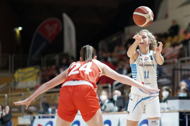 Basketball, Damen EM Quali, Luxemburg - Schweiz Basketball Eurobasket dames 11.11.2021, Basketball Eurobasket dames, Saison 2021-2022, Luxembourg, Luxemburg, Coque, Gymnase Coque, Luxembourg, Luxemburg (LUX) - Schweiz, Suisse (SUI) vl: Evita Herminjard (Suisse, Schweiz, Switzerland, SUI 24) - Mandy Geniets (Luxembourg, LUX 11)
