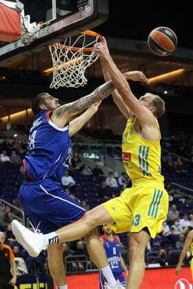 DEU, EUROLEAGUE , ALBA vs. ANADOLU EFES ISTANBUL, 11.11.2021, Mercedes-Benz-Arena, Berlin, DEU, EUROLEAGUE , ALBA vs. ANADOLU EFES ISTANBUL, im Bild Luke Sikma (ALBA Berlin 43), Adrien Moerman (Anadolu Efes Istanbul 18)