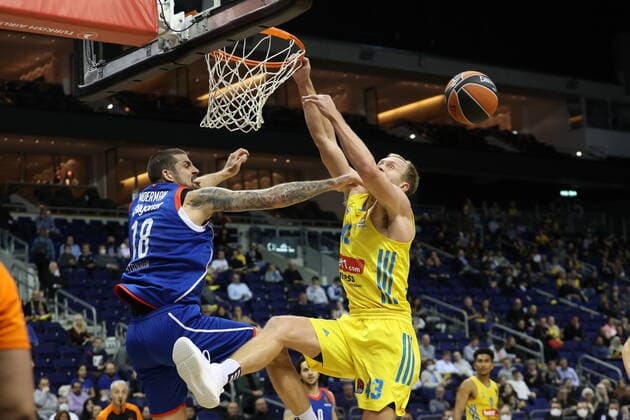 DEU, EUROLEAGUE , ALBA vs. ANADOLU EFES ISTANBUL, 11.11.2021, Mercedes-Benz-Arena, Berlin, DEU, EUROLEAGUE , ALBA vs. ANADOLU EFES ISTANBUL, im Bild Luke Sikma (ALBA Berlin 43), Adrien Moerman (Anadolu Efes Istanbul 18)