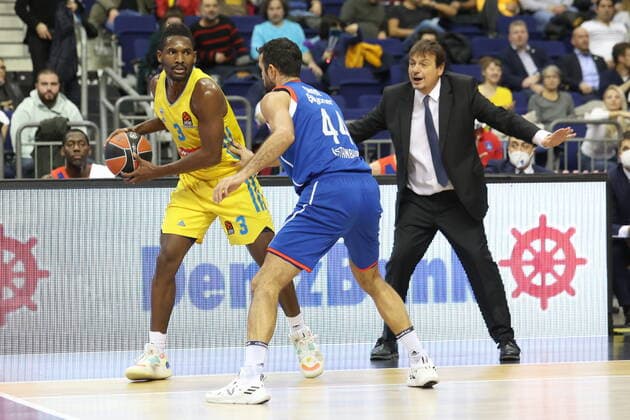 DEU, EUROLEAGUE , ALBA vs. ANADOLU EFES ISTANBUL, 11.11.2021, Mercedes-Benz-Arena, Berlin, DEU, EUROLEAGUE , ALBA vs. ANADOLU EFES ISTANBUL, im Bild Jaleen Smith (ALBA Berlin 3), Krunoslav Simon (Anadolu Efes Istanbul 44), Head Coach: Ergin Ataman(Anadolu Efes Istanbul)