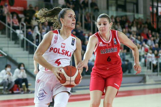 Basketball, Damen EM Quali, Polen - Albanien 11.11.2021 GNIEZNO, KOSZYKOWKA KOBIET (BSKETBALL WOMEN ), KWALIFIKACJE FIVB EUROBASKET 2023 KOBIET (FIVB WOMEN S EUROBASKET 2023 QUALIFIERS ) MECZ POLSKA - ALBANIA NZ (L) ZUZNNA SKLEPOWICZ , (R) OMELA LALAJ FOTO JAKUB PIASECKI CYFRASPORT NEWSPIX.PL --- Newspix.pl  20211111CSJP3008
