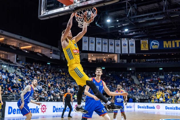Basketball Berlin 11.11.2021 Saison 2021 2022 EuroLeague Regular Season Alba Berlin - Anadolu Efes Istanbul Oscar Da Silva (Alba Berlin, No.01) Tibor Pleiß (Efes, No.21) Pleiss