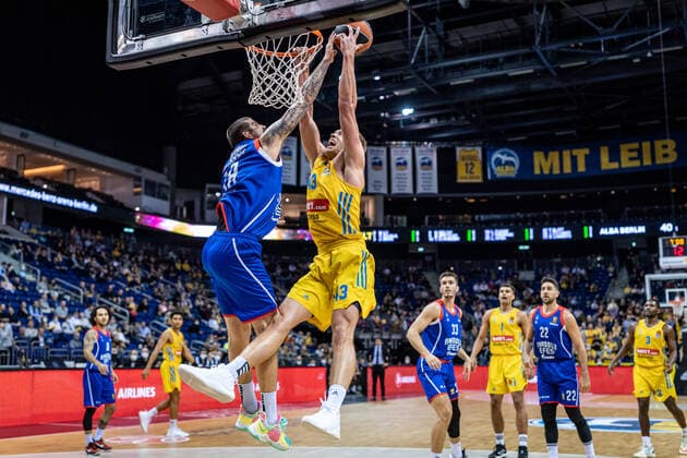 Basketball Berlin 11.11.2021 Saison 2021 2022 EuroLeague Regular Season Alba Berlin - Anadolu Efes Istanbul Luke Sikma (Alba Berlin, No.43) Adrien Moerman (Efes, No.18) Block