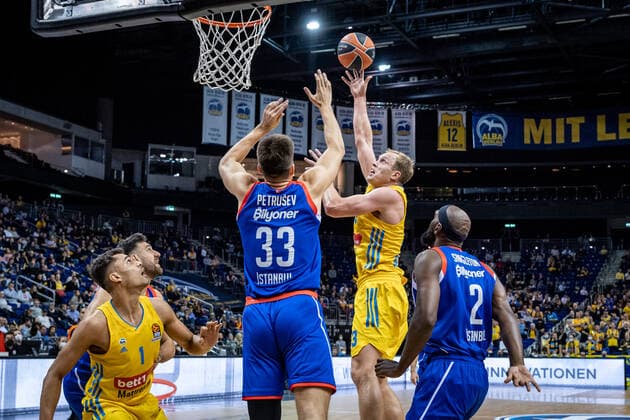 Basketball Berlin 11.11.2021 Saison 2021 2022 EuroLeague Regular Season Alba Berlin - Anadolu Efes Istanbul Luke Sikma (Alba Berlin, No.43) Filip Petrusev (Efes, No.33) Chris Singleton (Efes, No.02)
