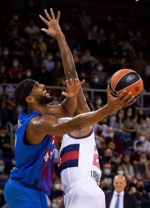 Barcelona s Brandon Davies (L) in action against Baskonia s Steven Enoch (R) during the Euroleague basketball match between FC Barcelona, Barca and Saski Baskonia held at Palau Blaugrana in Barcelona, Spain, 11 November 2021. FC Barcelona vs Saski Baskonia !ACHTUNG: NUR REDAKTIONELLE NUTZUNG!  Copyright: xEnricxFontcubertax GRAF1169 20211111-c34d22b2d024b23086eb224de19db699957ae904