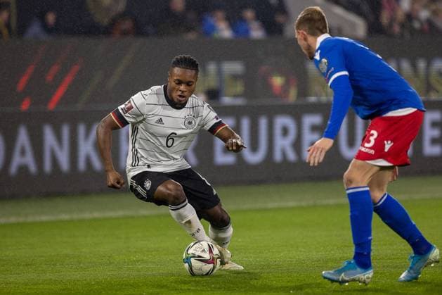 Ridle Baku (Deutsche Fussballnationalmannschaft, 6), Maximilian Goeppel (Liechtenstein, 3)¨¨Deutschland vs. Liechtenstein, Fussball, WM-Qualifikation, Spieltag 9 10, Gruppe J, 11.11.2021, ¨¨ Deutschland - Liechtenstein, Fussball, WM-Qualifikation,Gruppe J, Spieltag 9 10, 2021 2022, 11.11.2021 Wolfsburg Copyright: xDennisxDuddek xEibnerxPressefotox EP_EER