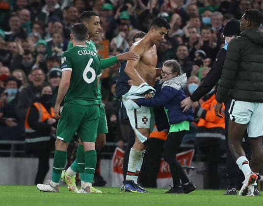 Republic of Ireland v Portugal 2022 FIFA World Cup, WM, Weltmeisterschaft, Fussball Qualifiers Cristiano Ronaldo gives his jersey to a young fan during the 2022 FIFA World Cup Qualifiers Group A match at the Aviva Stadium, Dublin Content Not Available For UK Newspapers Copyright: xLorrainexO Sullivanx FIL-16108-0053