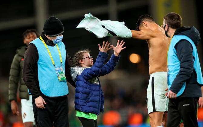 Sport Themen der Woche KW45 Sport Bilder des Tages 2022 FIFA World Cup, WM, Weltmeisterschaft, Fussball Qualifier Group A, Aviva Stadium, Dublin 11 11 2021 Republic of Ireland vs Portugal Portugal s Cristiano Ronaldo gives his shirt to a young fan after the game Cristiano Ronaldo gives his shirt to a young fan after the game 11 11 2021  Copyright: x INPHO JamesxCrombiex JGF13513