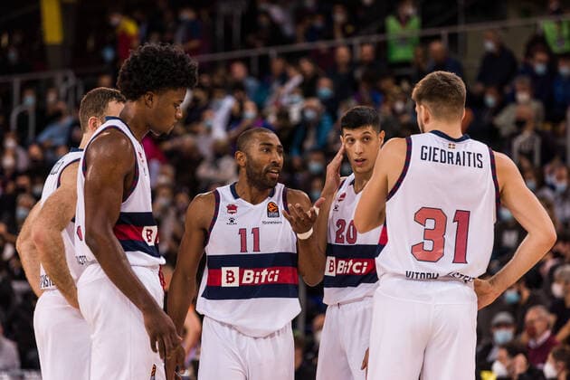 November 11, 2021, Barcelona, Barcelona, Spain: Jayson Grenger, Simone Fontecchio, Steven Enoch and Rokas Giedraitis of Bitci Baskonia talk together during the Turkish Airlines EuroLeague match between FC Barcelona, Barca and Bitci Baskonia at Palau Blaugrana on November 11, 2021 in Barcelona, Spain. Barcelona Spain - ZUMAa181 20211111_zaa_a181_037 Copyright: xJavierxBorregox