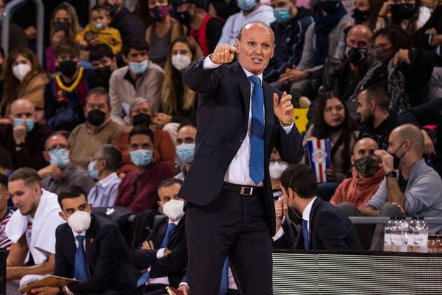 November 11, 2021, Barcelona, Barcelona, Spain: Dusko Ivanovic, Head coach of Bitci Baskonia, gestures during the Turkish Airlines EuroLeague match between FC Barcelona, Barca and Bitci Baskonia at Palau Blaugrana on November 11, 2021 in Barcelona, Spain. Barcelona Spain - ZUMAa181 20211111_zaa_a181_038 Copyright: xJavierxBorregox