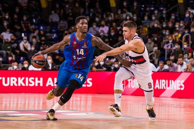 November 11, 2021, Barcelona, Barcelona, Spain: Nigel Hayes-Davis of FC Barcelona, Barca competes with Vanja Marinkovic of Bitci Baskonia during the Turkish Airlines EuroLeague match between FC Barcelona and Bitci Baskonia at Palau Blaugrana on November 11, 2021 in Barcelona, Spain. Barcelona Spain - ZUMAa181 20211111_zaa_a181_047 Copyright: xJavierxBorregox