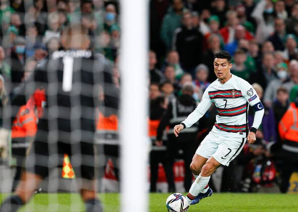 Sport Bilder des Tages 11th November 2021; Aviva Stadium, Dublin, Republic of Ireland; FIFA World Cup, WM, Weltmeisterschaft, Fussball 2022 qualification, Republic of Ireland versus Portugal; Cristiano Ronaldo (c) of Portugal has a late chance to score but is saved  ActionPlus12338773 PeterxFitzpatrick