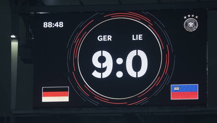 Sport Themen der Woche KW45 Anzeigentafel mit Endergebnis 9-0 DFL REGULATIONS PROHIBIT ANY USE OF PHOTOGRAPHS AS IMAGE SEQUENCES AND OR QUASI-VIDEO. *** Scoreboard with final result 9 0 DFL REGULATES PROHIBIT ANY USE OF PHOTOGRAPHS AS IMAGE SEQUENCES AND OR QUASI VIDEO
