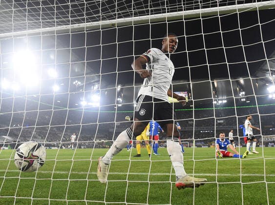 Sport Bilder des Tages Fussball, Herren, Saison 2021 22, WM-Qualifikation (Gruppe J, 9. Spieltag) in Wolfsburg, Deutschland - Liechtenstein, Daniel Kaufmann (hinten, 2. v. r., Liechtenstein) erzielte per Eigentor das Tor zum 2:0, vorn Ridle Baku (Deutschland), 11.11. 2021, Copyright: xSebastianxRäppold MatthiasxKochx