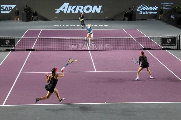 Barbora Krejcikova (top L) of the Czech Republic and Katerina Siniakova (top R) of the Czech Republic in action against Sharon Fichman (bottom R) of Canada and Giuliana Olmos (bottom L) of Mexico, during a doubles match of the AKRON WTA, Tennis Damen Finals tournament, in Guadalajara , Mexico, 11 November 2021. AKRON WTA Finals of Guadalajara !ACHTUNG: NUR REDAKTIONELLE NUTZUNG!  Copyright: xFranciscoxGuascox AME6661 20211112-83b0399110935d26c79212c5028de357556943f3