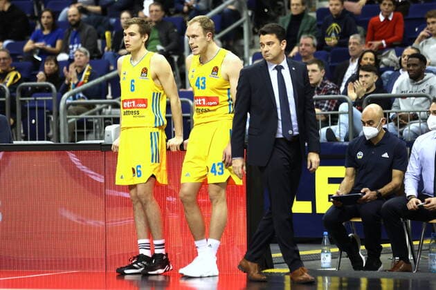 DEU, EUROLEAGUE , ALBA vs. ANADOLU EFES ISTANBUL, 11.11.2021, Mercedes-Benz-Arena, Berlin, DEU, EUROLEAGUE , ALBA vs. ANADOLU EFES ISTANBUL, im Bild Cheftrainer Israel Gonz‡lez (ALBA Berlin), Malte Delow (ALBA Berlin 6), Luke Sikma (ALBA Berlin 43)