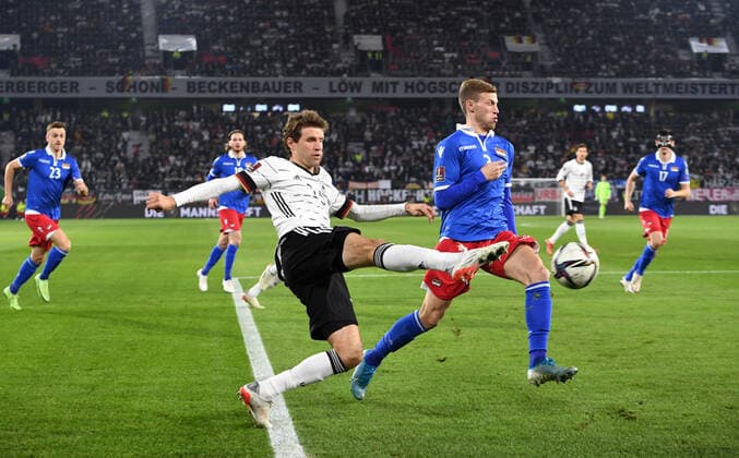 Sport Bilder des Tages Fussball, Herren, Saison 2021 22, WM-Qualifikation (Gruppe J, 9. Spieltag) in Wolfsburg, Deutschland - Liechtenstein, v. l. Thomas Müller (Deutschland), Maximilian Göppel (Liechtenstein), 11.11. 2021, Copyright: xSebastianxRäppold MatthiasxKochx