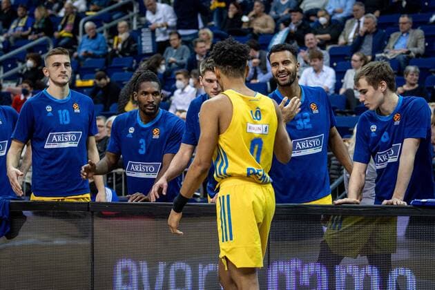 Basketball Berlin 11.11.2021 Saison 2021 2022 EuroLeague Regular Season Alba Berlin - Anadolu Efes Istanbul Johannes Thiemann (Alba Berlin, No.32) Maodo Lo (Alba Berlin, No.00) und andere