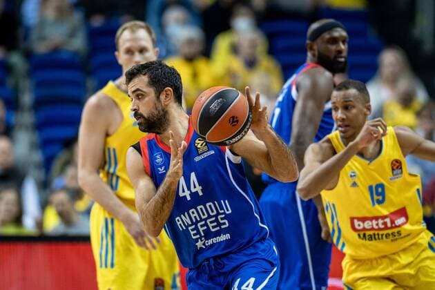 Basketball Berlin 11.11.2021 Saison 2021 2022 EuroLeague Regular Season Alba Berlin - Anadolu Efes Istanbul Krunoslav Simon (Efes, No.44)