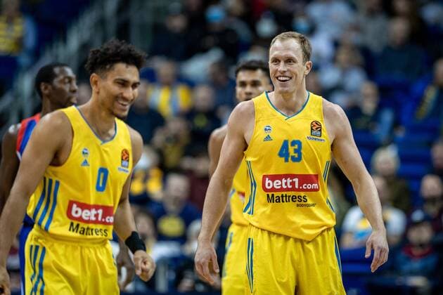 Basketball Berlin 11.11.2021 Saison 2021 2022 EuroLeague Regular Season Alba Berlin - Anadolu Efes Istanbul Luke Sikma (Alba Berlin, No.43) Maodo Lo (Alba Berlin, No.00)